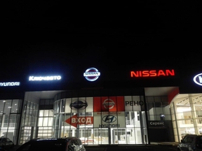 Светящаяся наружная реклама Nissan